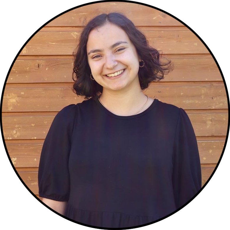 picture of a young woman in her 20s that is smiling